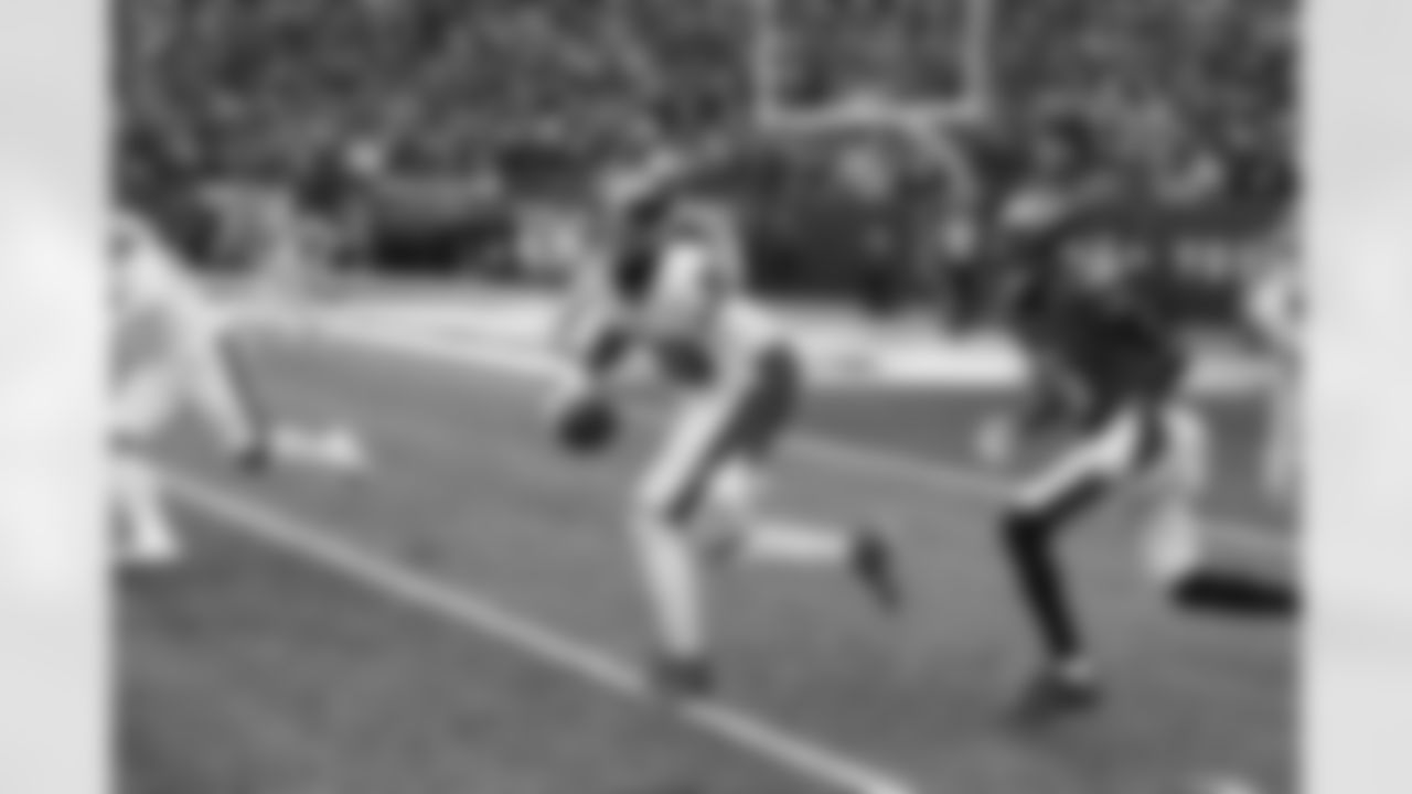 New York Giants linebacker Tae Crowder (48) intercepts a pass during a week 12 football game against the Philadelphia Eagles on Sunday November 28th, 2021 in East Rutherford, New Jersey