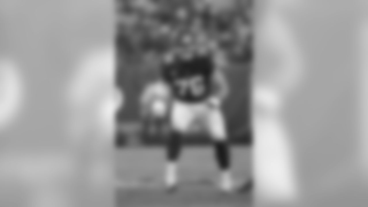 New York Giants tackle Nate Solder (76) pass blocks in action against the Tennessee Titans Sunday December 16, 2018 in East Rutherford, N.J. (Damian Strohmeyer via AP)