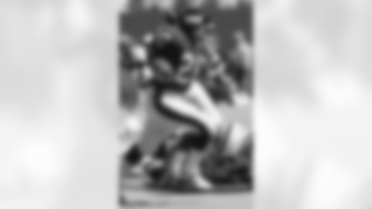 New York Giants running back Joe Morris (20) runs the ball during the NFL football game against the San Diego Chargers on September 14, 1986 in East Rutherford, New Jersey. The Giants won the game 20-7. (AP Photo/Paul Spinelli)