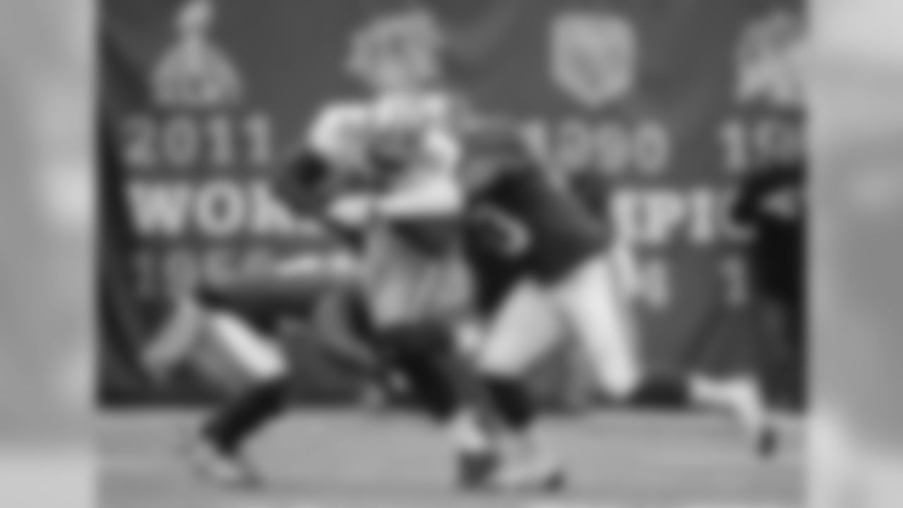 RB Frank Gore breaks his longest run of the day for 17 yards to midfield.
