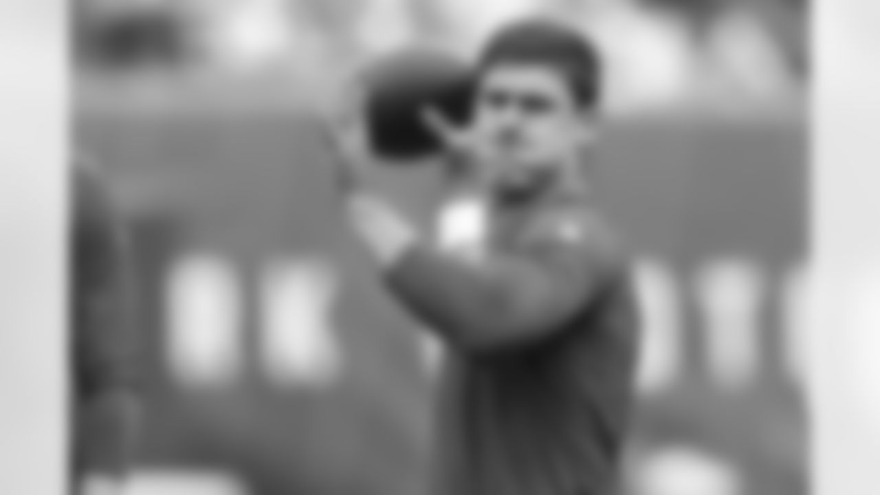 New York Giants quarterback Daniel Jones warms up before an NFL preseason football game against the New England Patriots Sunday, Aug. 29, 2021, in East Rutherford, N.J. (AP Photo/Noah K. Murray)