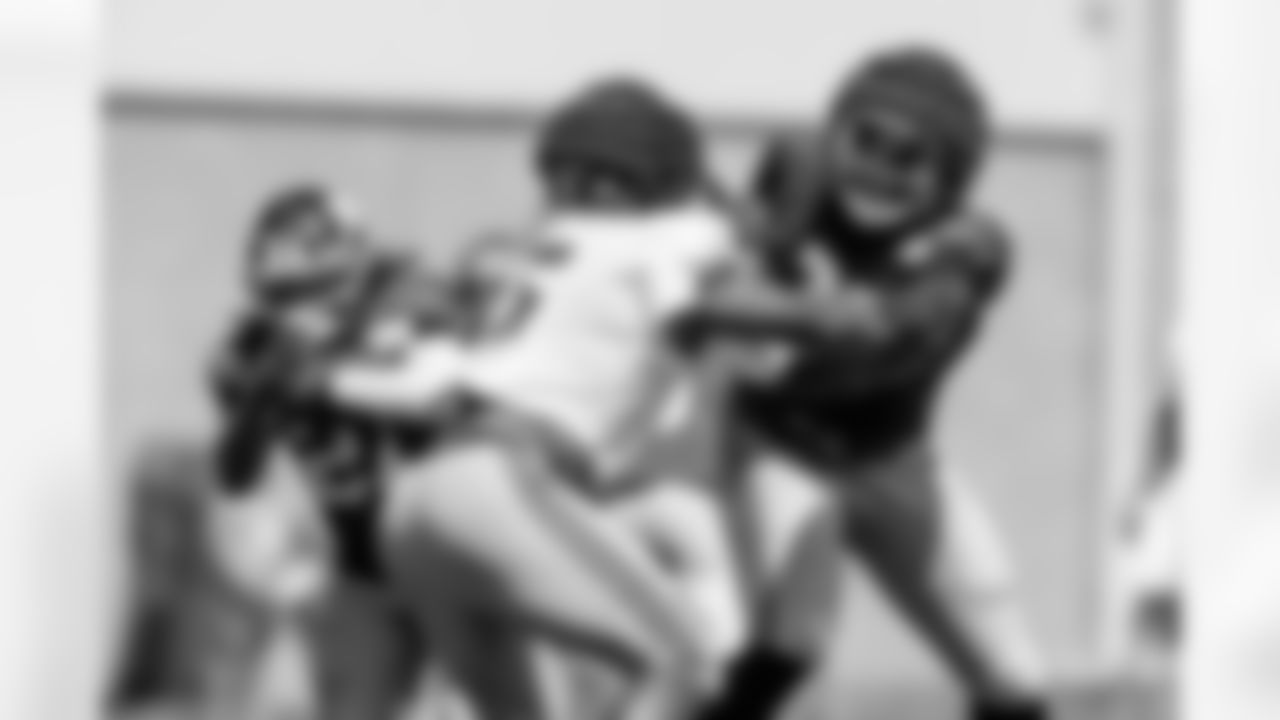 Kayvon Thibodeaux (5), Andrew Thomas (78)