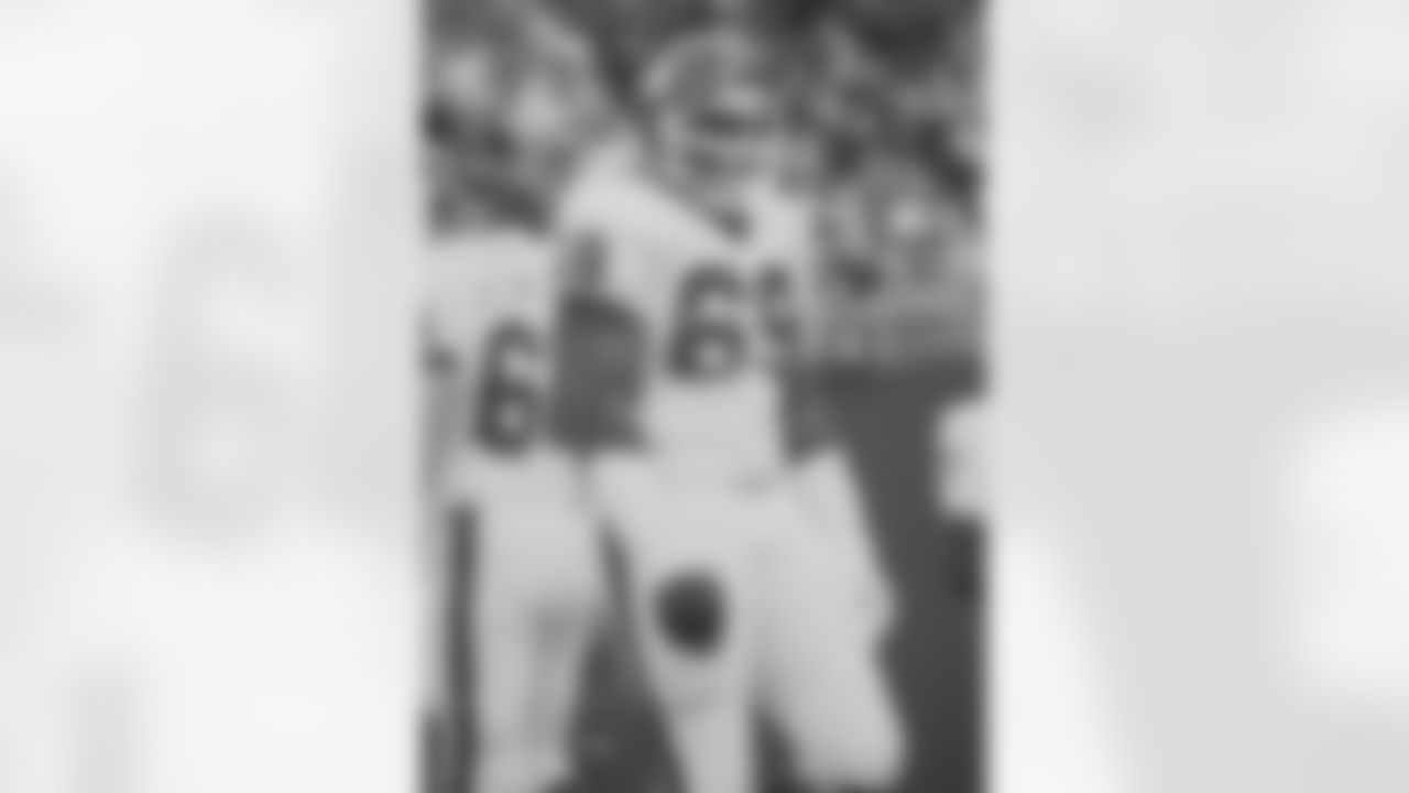 Roy Simmons (69) of the New York Giants on the field during a game from the Giants 1980 season at Giants Stadium in East Rutherford, NJ.