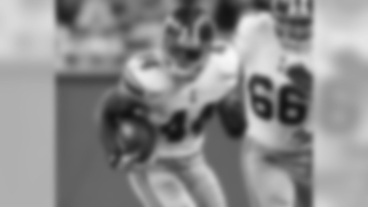 RB Ahmad Bradshaw takes off for a 48-yard touchdown run against the Minnesota Vikings defense.