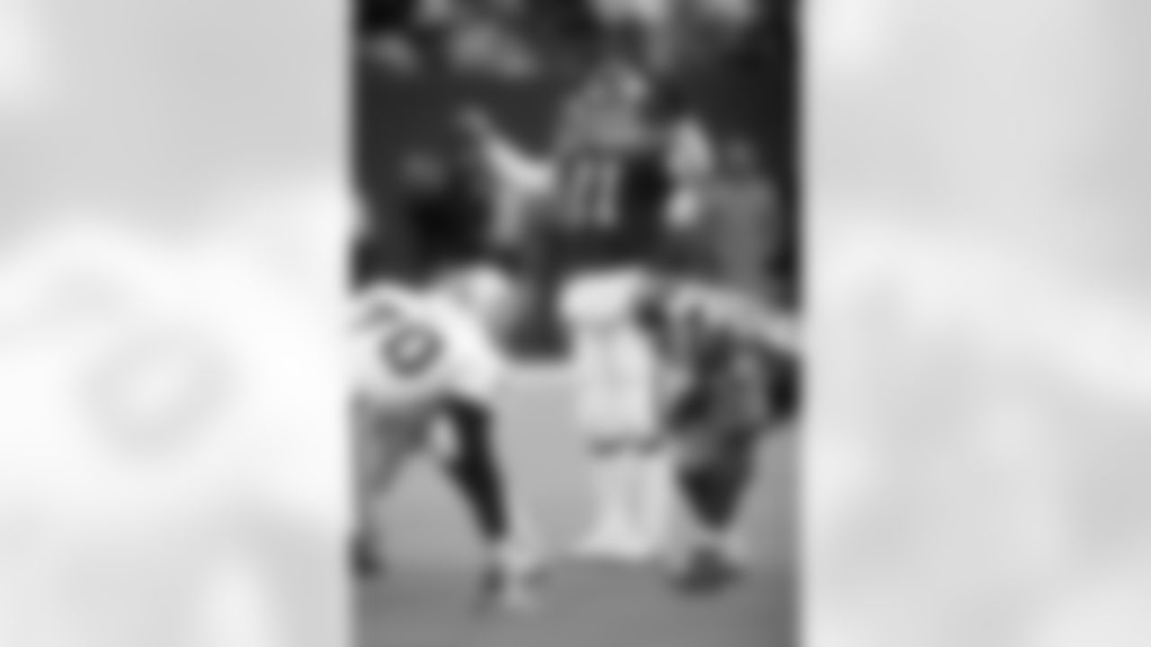 New York Giants quarterback Phil Simms (11) raises his arms and calls an audible during the NFL football game against the Los Angeles Raiders on December 24, 1989 in East Rutherford, New Jersey. The Giants won the game 34-17. (AP Photo/Paul Spinelli)
