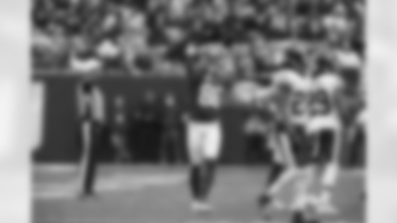 New York Giants wide receiver Darius Slayton (86) signals first down during a week 18 football game against the Washington Football Team on Sunday January 9th, 2021 in East Rutherford, New Jersey