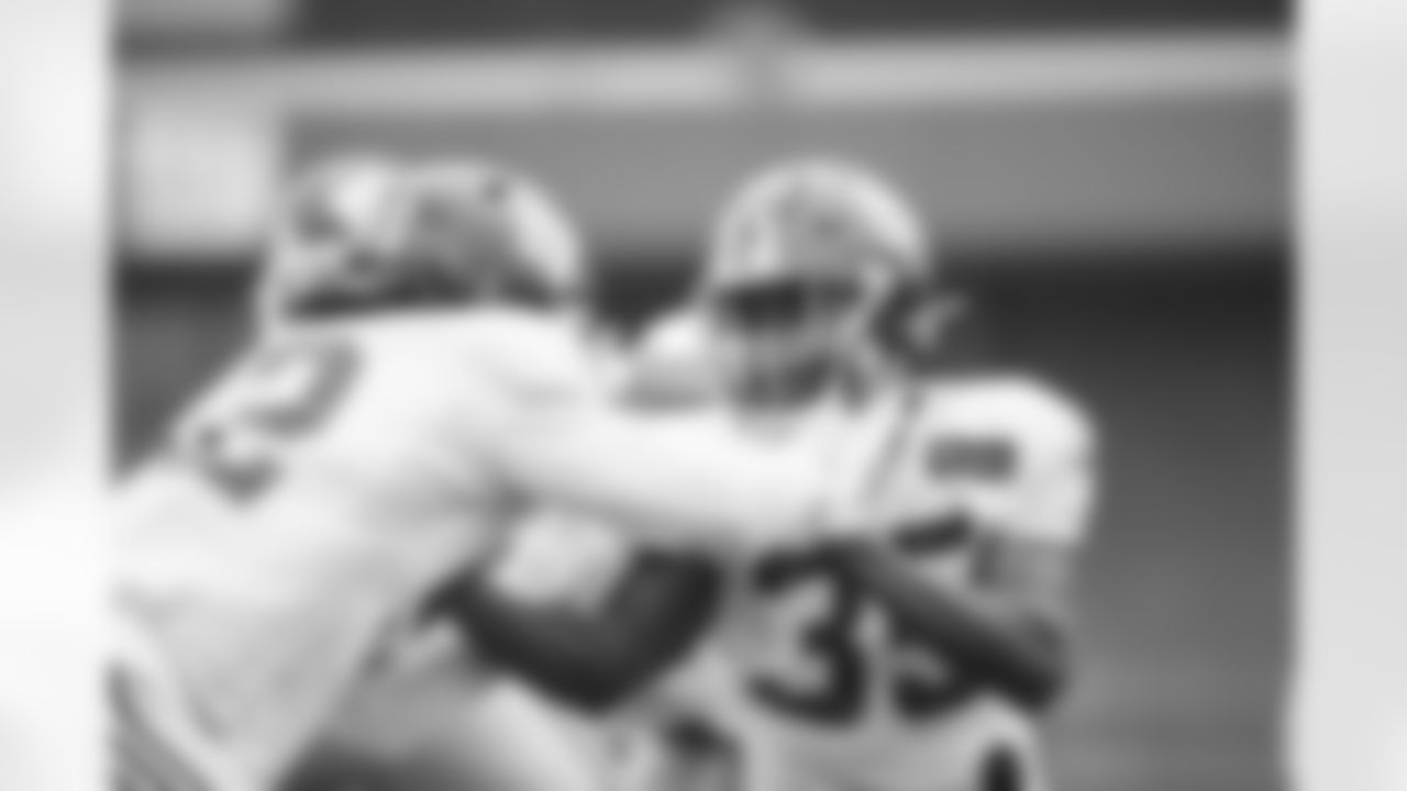 Devante Downs (52), T.J. Brunson (35)