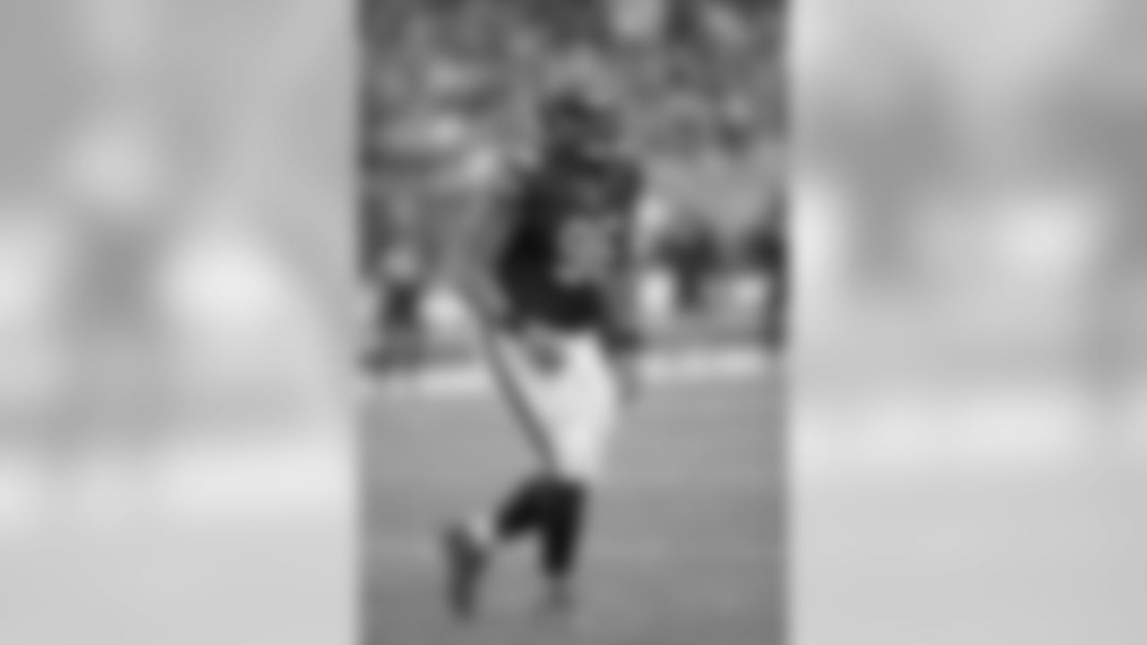 DE Akiem Hicks