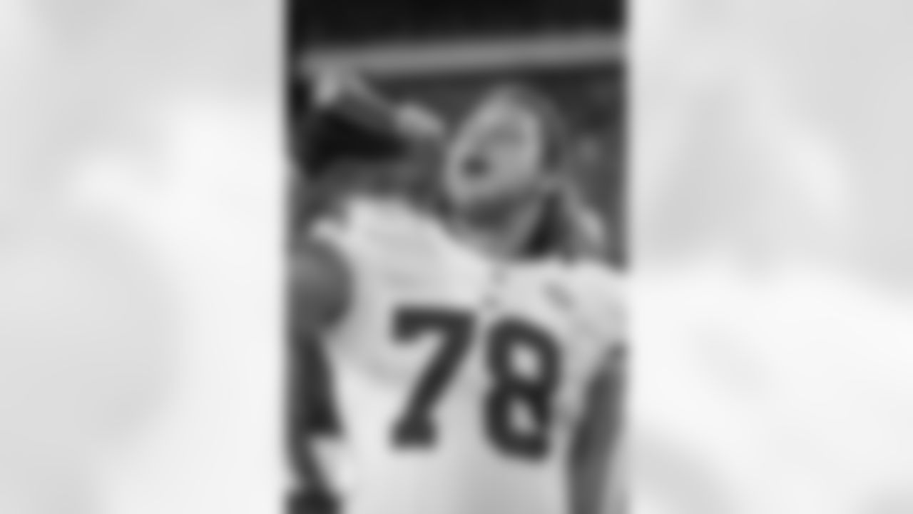 New York Giants defensive tackle Markus Kuhn takes a drink from a Gatorade bottle along the sidelines in action against the Philadelphia Eagles during a NFL football game on Monday, Oct. 19, 2015 in Philadelphia. The Eagles won the game, 27-7. (G. Newman Lowrance via AP)