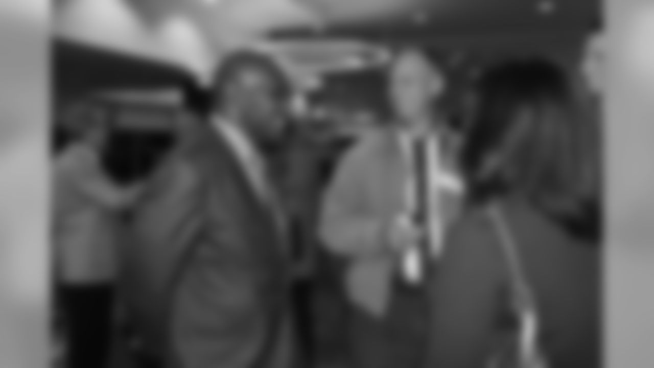 Harry Carson (left) talks with former teammate Walker Gillette (middle) at the Giants' homecoming dinner. Carson played linebacker for the Giants from 1976 to 1988, his entire career. During his time with the Giants, Carson was a nine-time Pro Bowler and Super Bowl champion. He was elected to the Pro Football Hall of Fame in 2006.