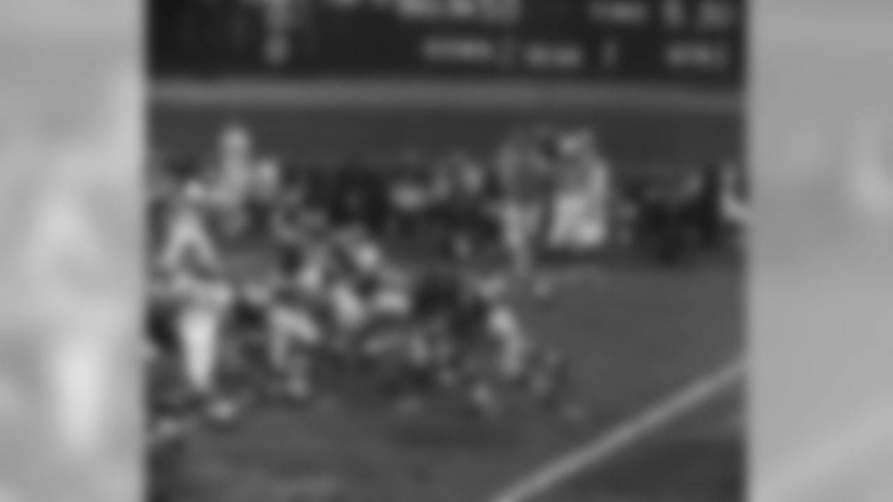 New York Giants quarterback Y.A. Tittle (14) hands off to halfback Phil King (24) for 4 yard gain in second quarter action against the Philadelphia Eagles on Nov. 10, 1963 at Yankee Stadium in New York City. This play was an automatic. (AP Photo)