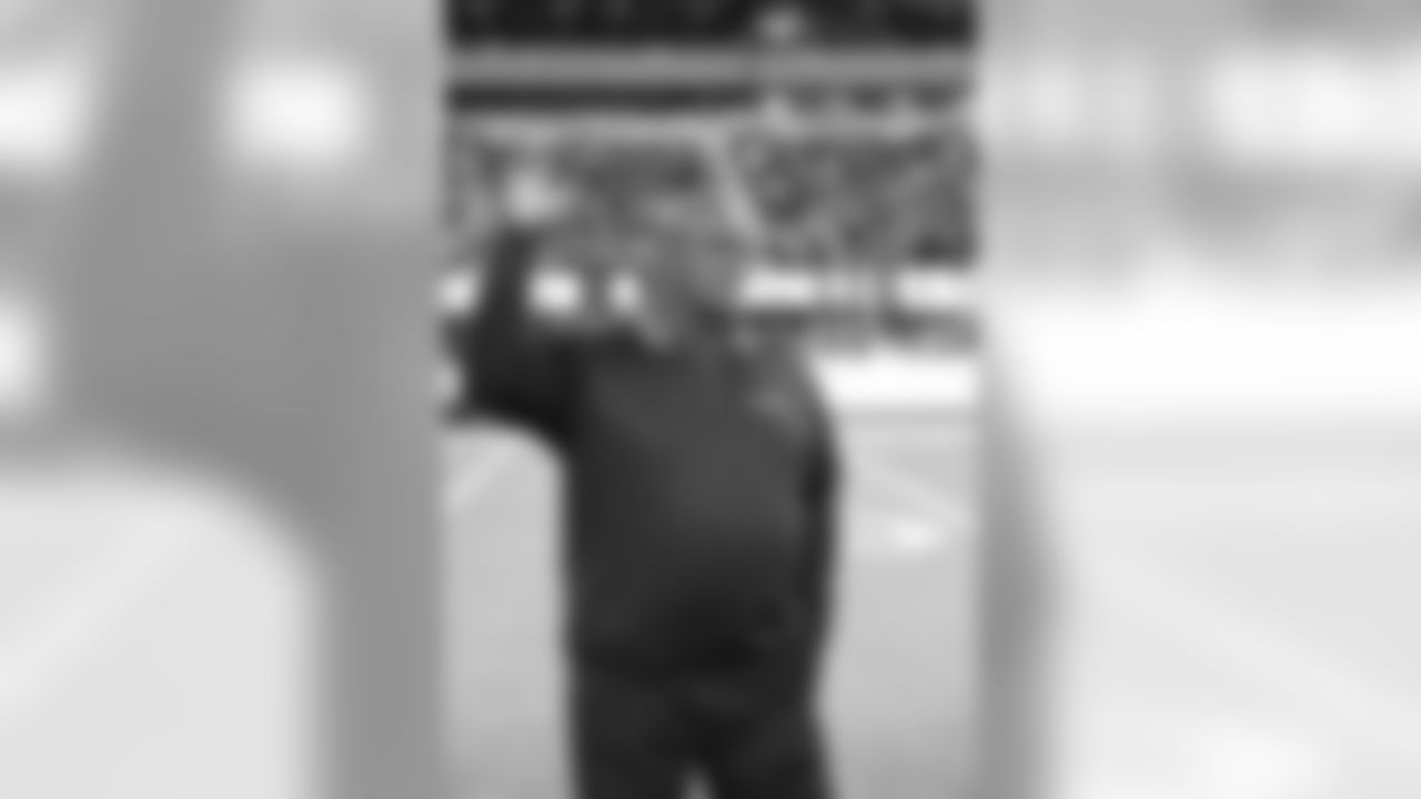 J.T. Turner waves to the crowd during the Giants' halftime celebration honoring Michael Strahan. Turner played offensive tackle for the Giants from 1977 to 1983.