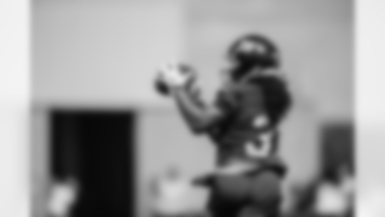 RB Gary Brightwell (37)