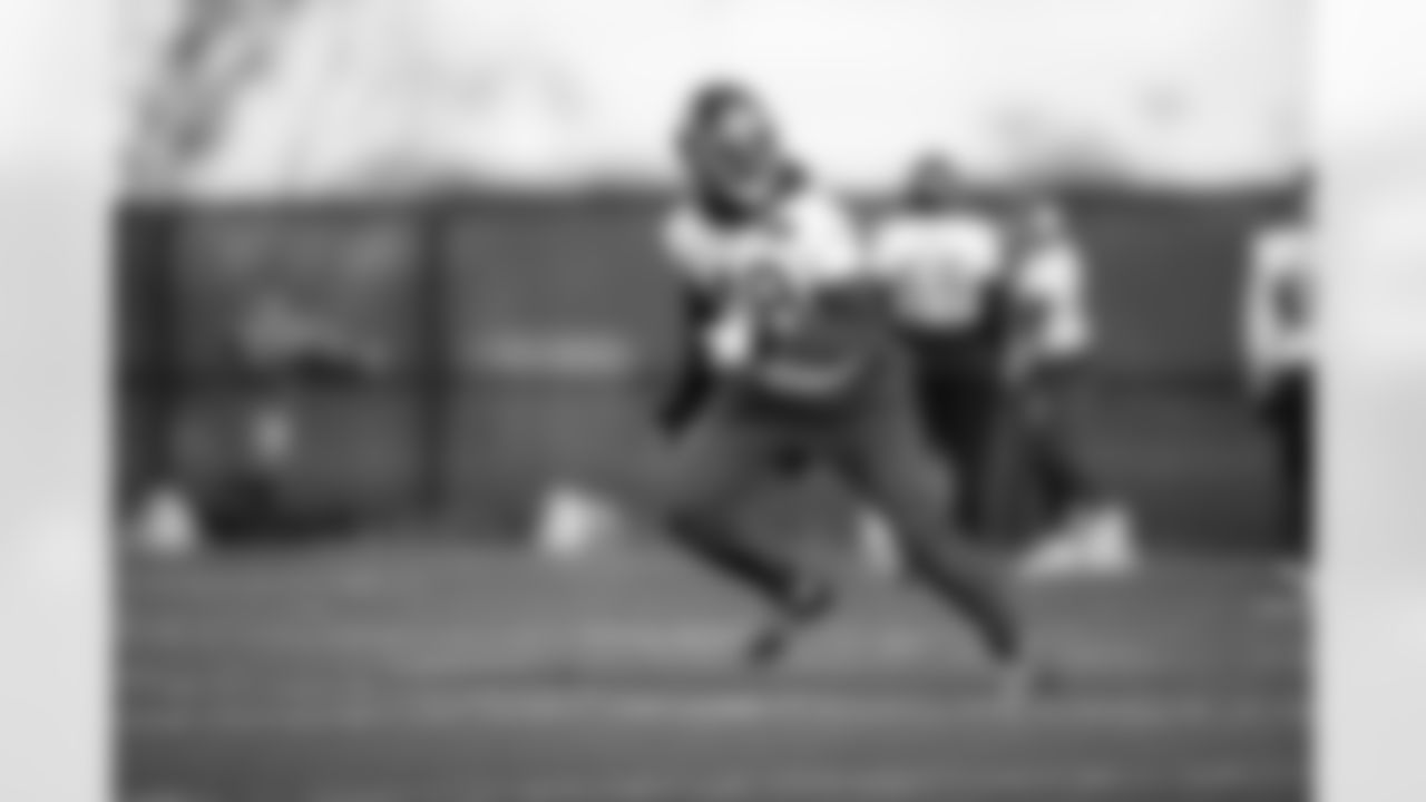 Tae Crowder (48)