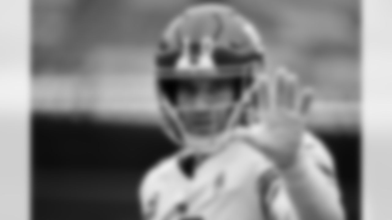 New York Giants quarterback Eli Manning (10) waits for the ball before an NFL football game against the Washington Redskins, Sunday, Dec. 9, 2018, in Landover, Md. (AP Photo/Mark Tenally)