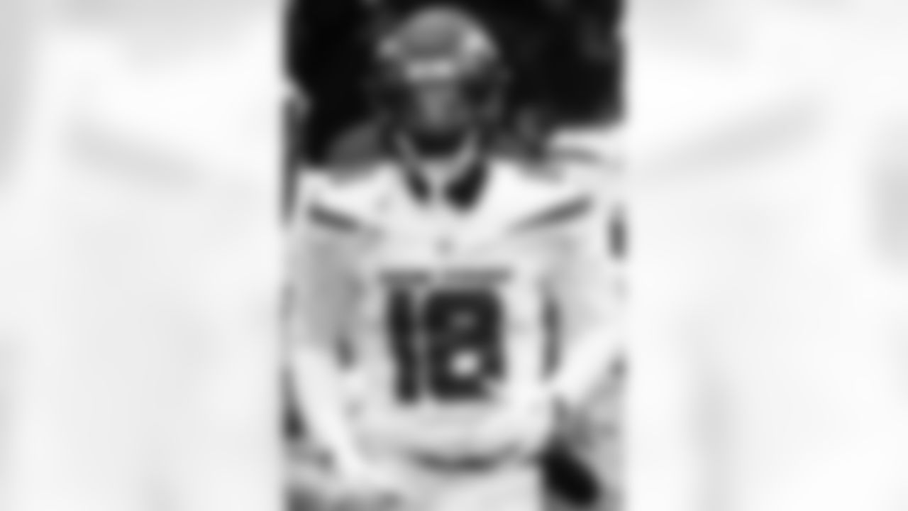 New York Jets wide receiver Jeff Smith (16) runs onto the field prior to the first half of an NFL football game against the Buffalo Bills in Orchard park, N.Y., Sunday Jan. 9, 2022. (AP/ Photo Jeffrey T. Barnes)