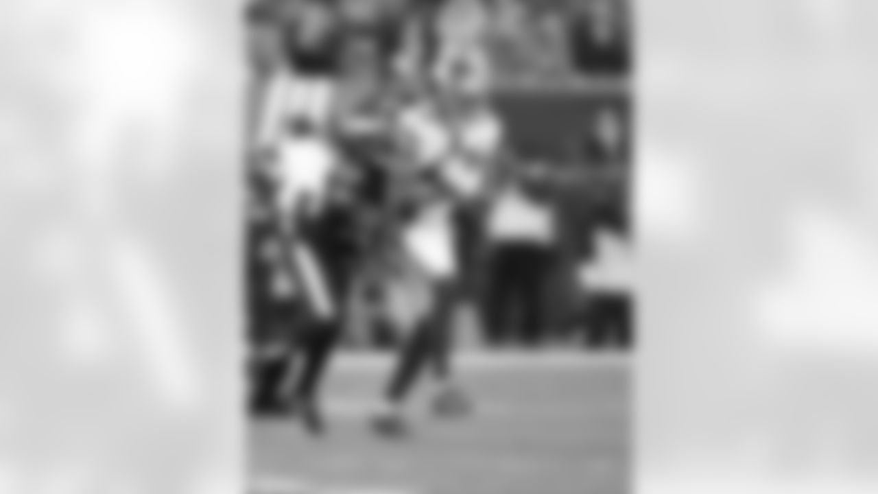 New York Giants wide receiver Kenny Golladay (19) makes a catch during a week 16 football game against the Philadelphia Eagles on Sunday December 26th, 2021 in Philadelphia, Pennsylvania.