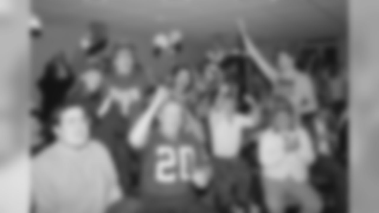 New York Giants fans react after watching the Giants defeat the Washington Redskins for the NFC Championship on television at Harry and Moe's restaurant in New York, Sunday, Jan. 11, 1987. (AP Photo/David Bookstaver)