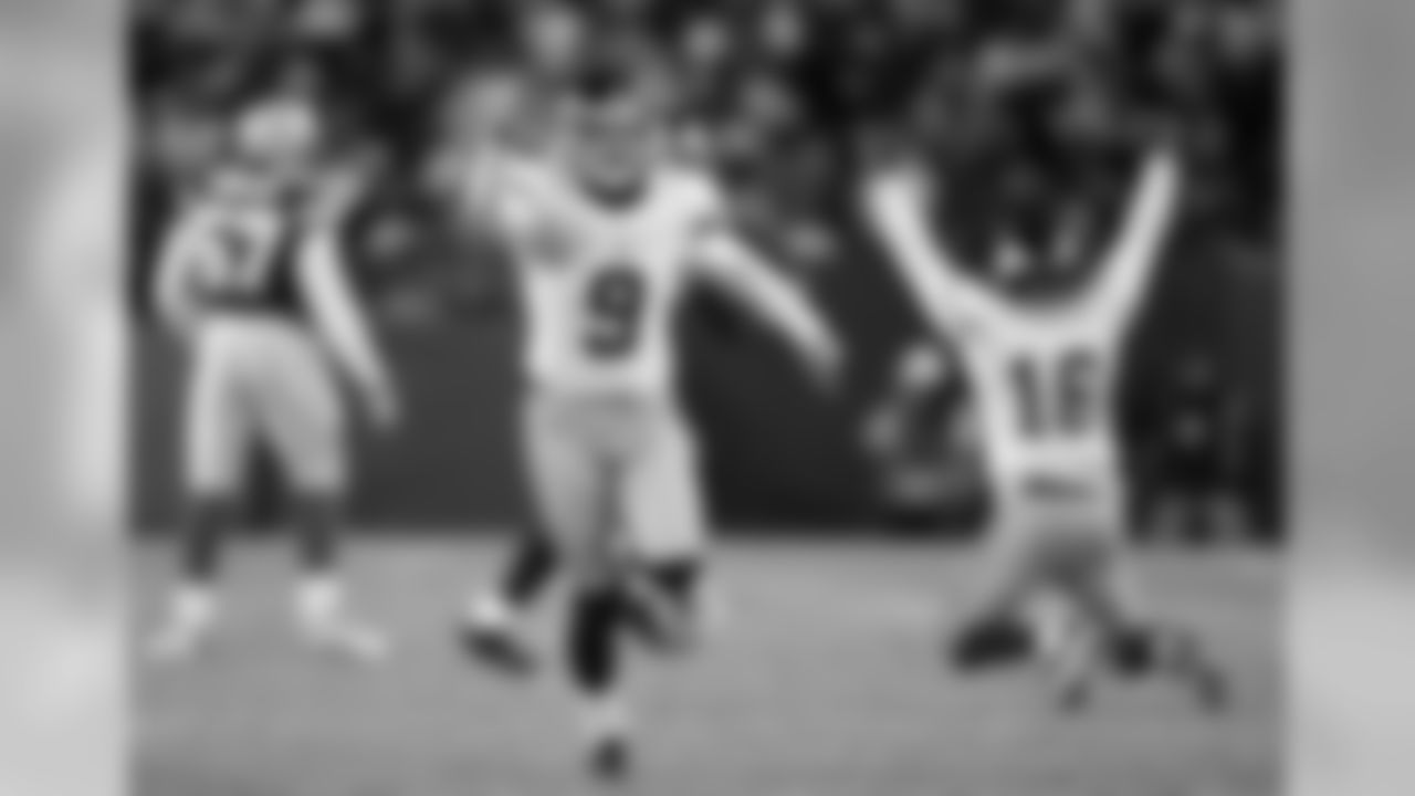Lawrence Tynes celebrates after kicking the game-winning field goal in overtime during the NFC Championship football game against the Green Bay Packers, Sunday, Jan. 20, 2008, in Green Bay, Wis. (AP Photo/David J. Phillip)