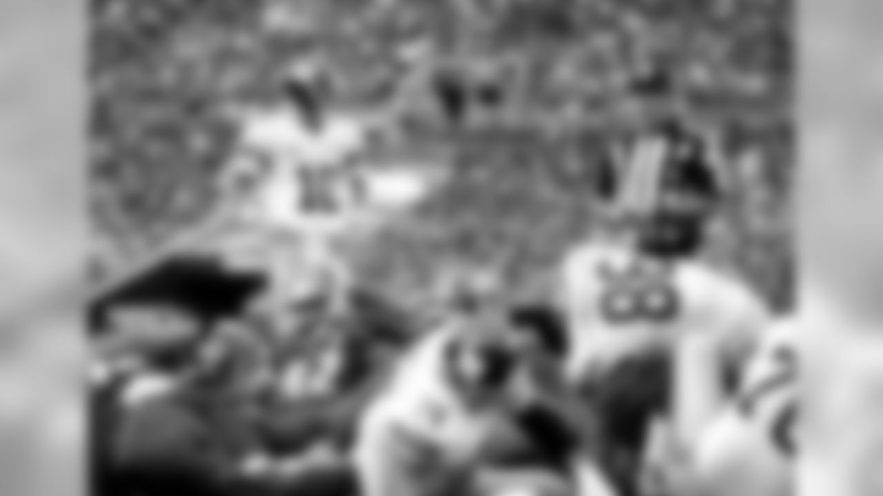 New York Giants quarterback Eli Manning (10) looks on as players pick themselves up off the ground during an NFL football game against the Tampa Bay Buccaneers Sunday, Nov. 8, 2015, in Tampa, Fla. (AP Photo/Brian Blanco)