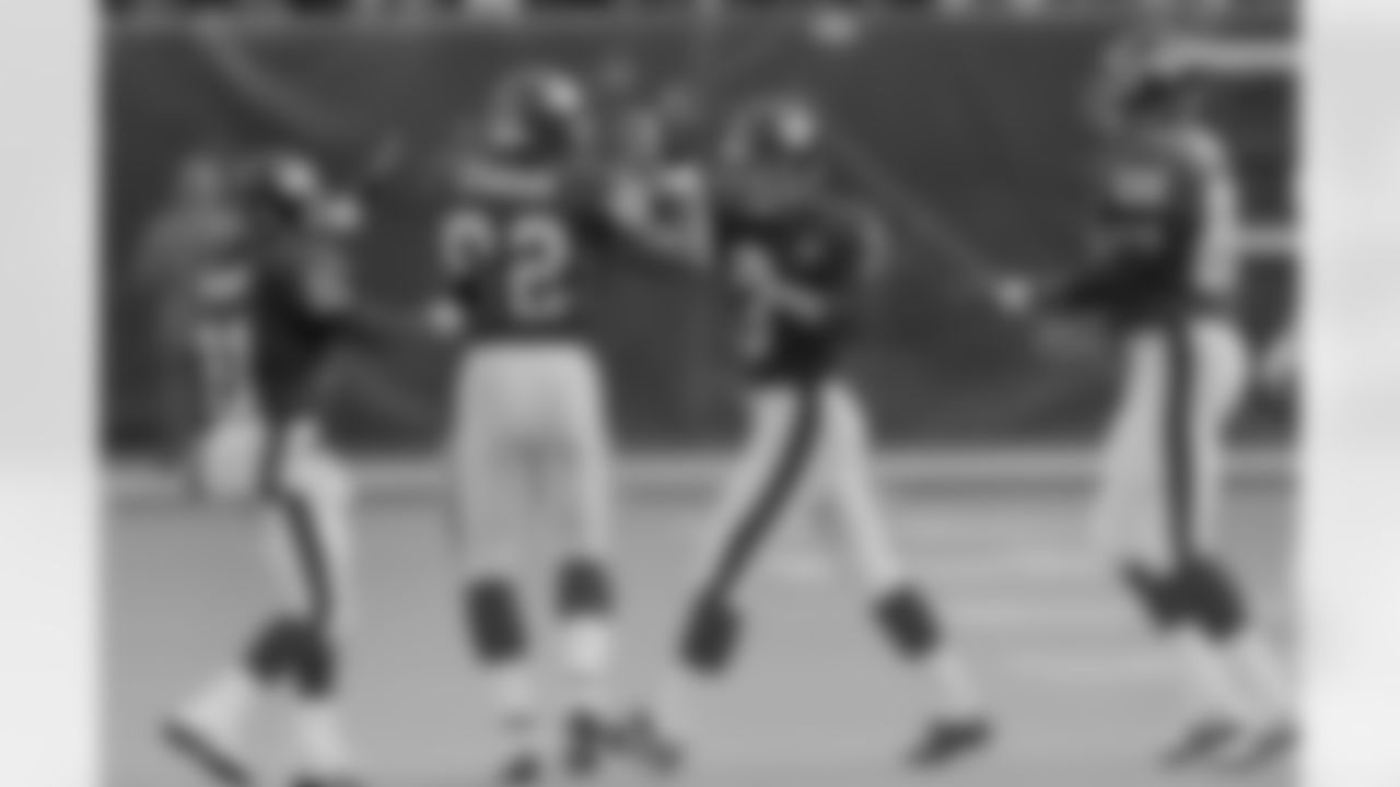 New York Giants' Willie Beamon (21) and Michael Strahan (92) congratulates Kicker Brad Daluiso (3) on his 52-yard field goal in the second quarter of their NFL game against the Cincinnati Bengals, Dec. 11, 1994 at Giants Stadium in East Rutherford, N.J. (AP Photo/L.M. Otero)