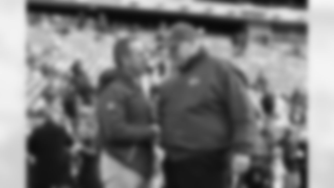 New York Giants defensive coordinator Steve Spagnuolo talks with Kansas City Chiefs head coach Andy Reid before a NFL football game on Sunday, November 19, 2017 in East Rutherford, N.J. (Evan Pinkus via AP)