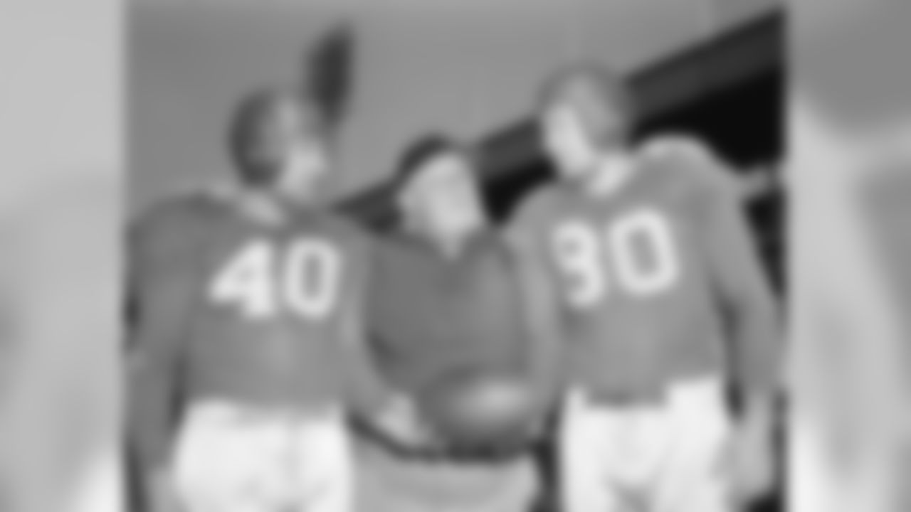 Coach Steve Owen, center, of the New York Giants, discusses the championship game with Chicago Bears quarterback Frank Filchock, left, and end Jim Poole during a workout at the Polo Grounds in New York, on December 11, 1946. (AP Photo)