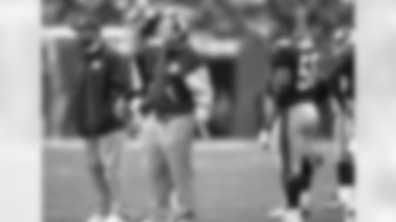 New York Giants head coach Jim Fassel looks on from the sideline during an NFL playoff game against the Minnesota Vikings Jan. 14, 2001, in East Rutherford, N.J. The Giants defeated the Vikings 41-0. (Allen Kee via AP)