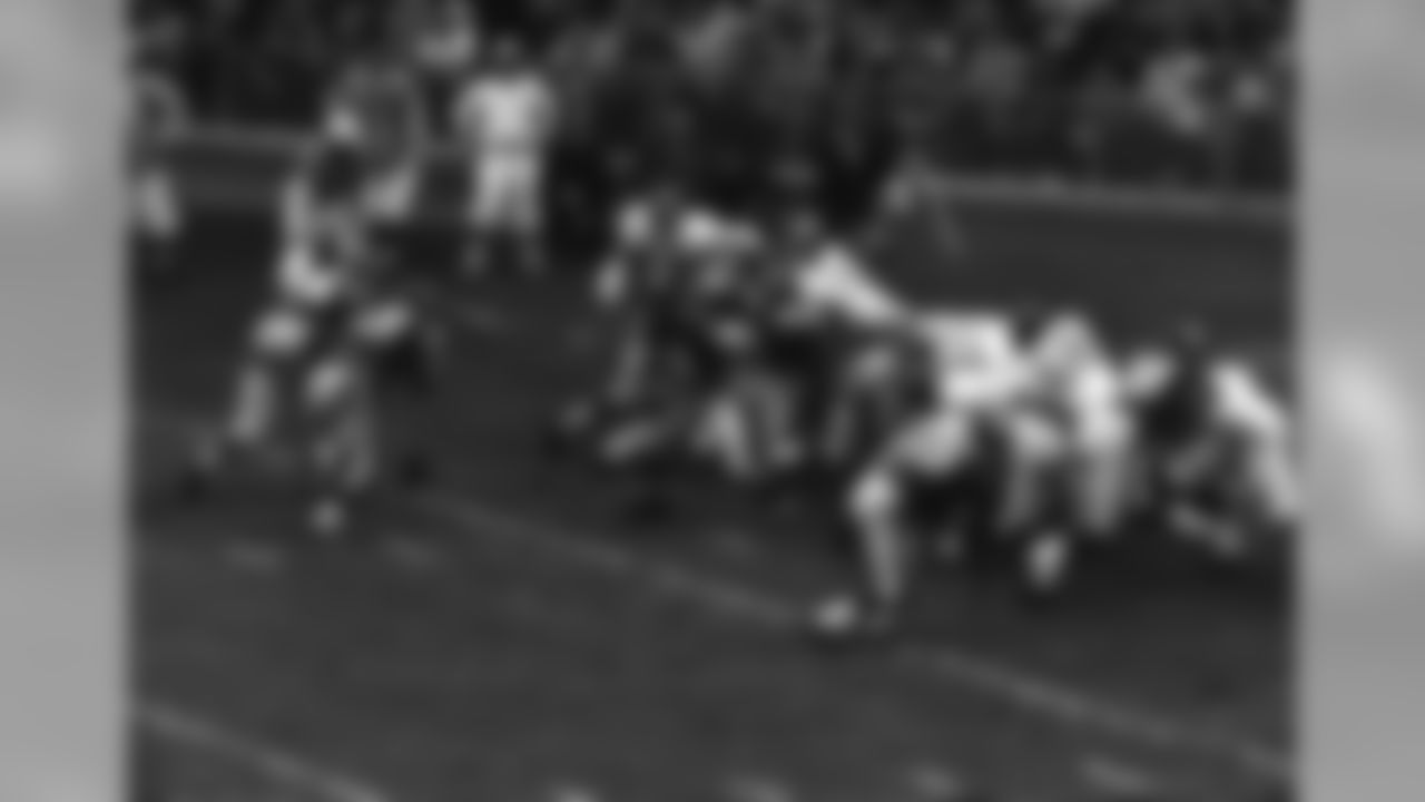 New York Giants quarterback Y.A. Tittle (14) hands football off to fullback Alex Webster (29) who goes for touchdown. Action took place in second quarter of game against the Philadelphia Eagles at New York?s Yankee Stadium on Nov. 10, 1963. (AP Photo)
