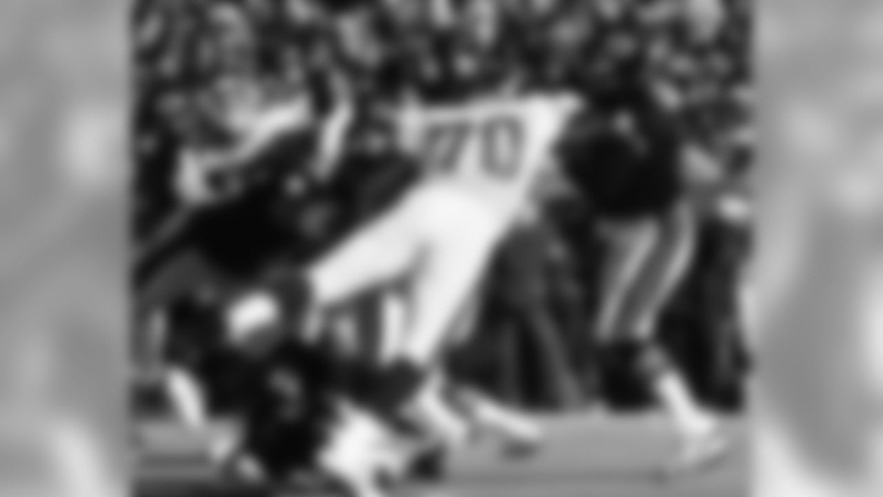 New York Giants defensive end Leonard Marshall (70) pressures Chicago Bears quarterback Jim McMahon (9) during the 1985 NFC Divisional Playoff Game in Chicago, Jan. 5, 1986. The Bears shutout the Giants 21-0. (AP Photo/Vernon Biever)