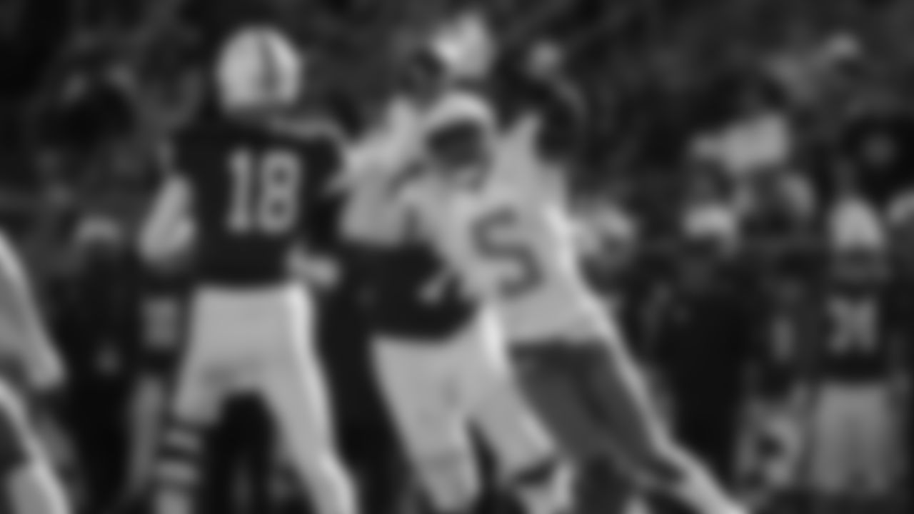 Oregon Ducks defensive end Kayvon Thibodeaux (5) runs around the edge during an NCAA college football game against the Stanford Cardinal, Saturday, Oct. 2, 2021, in Stanford, Calif. Stanford defeated Oregon in overtime, 31-24. (Ryan Kang via AP)