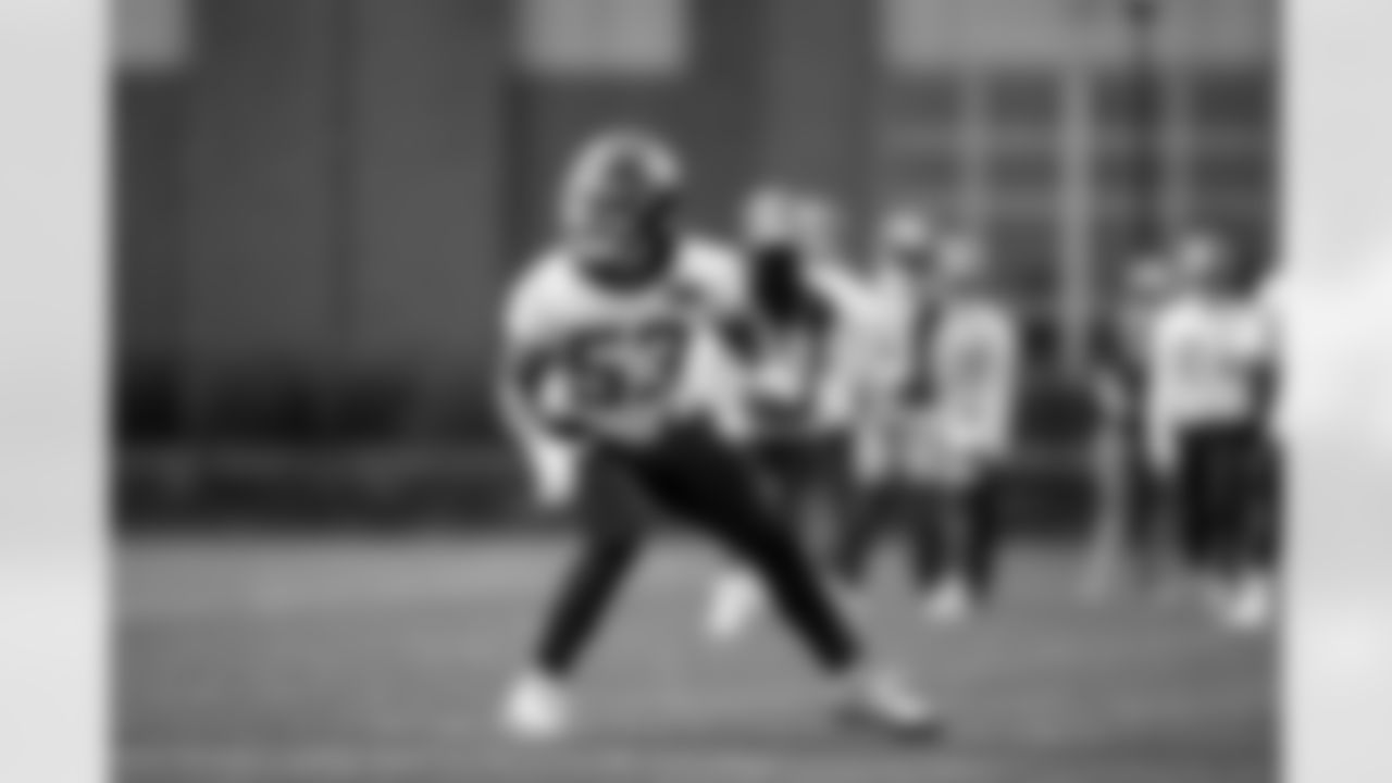 LB Oshane Ximines (53)
