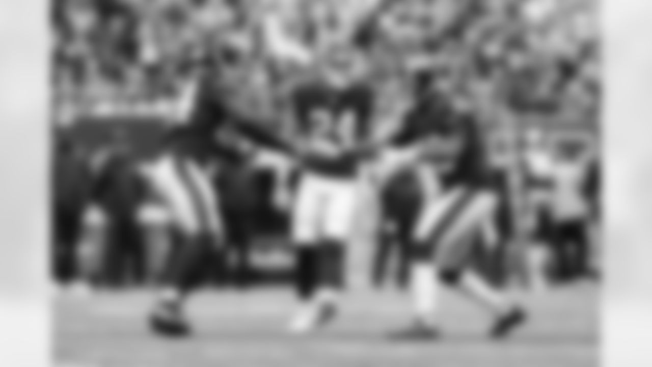 Jaylon Smith (54), Tae Crowder (48), Dane Belton (24)