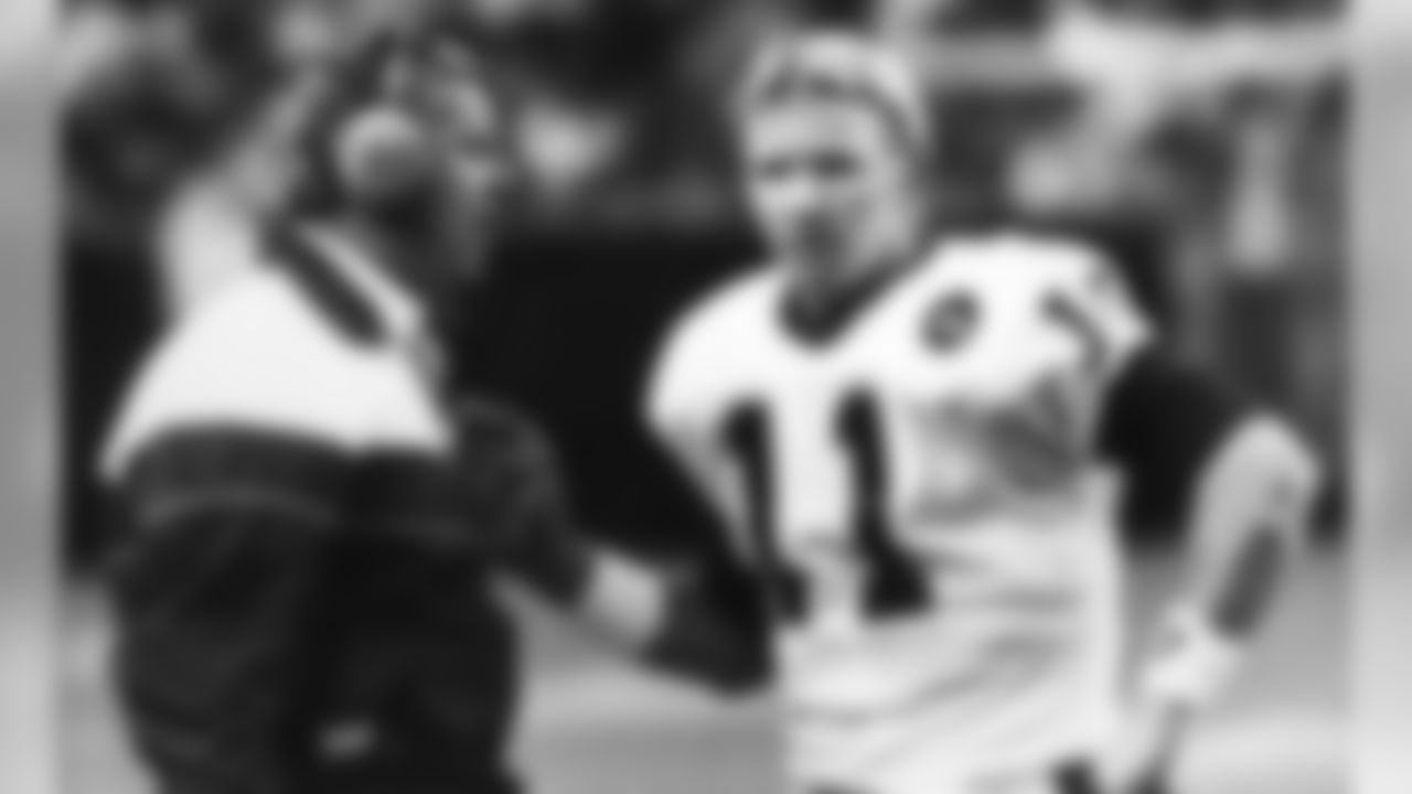 New York Giants quarterback Phil Simms (11) gets instructions from the Giants head coach Bill Parcells during second half action against the Vikings in Minneapolis, Nov. 17, 1986. (AP Photo/Larry Salzman)