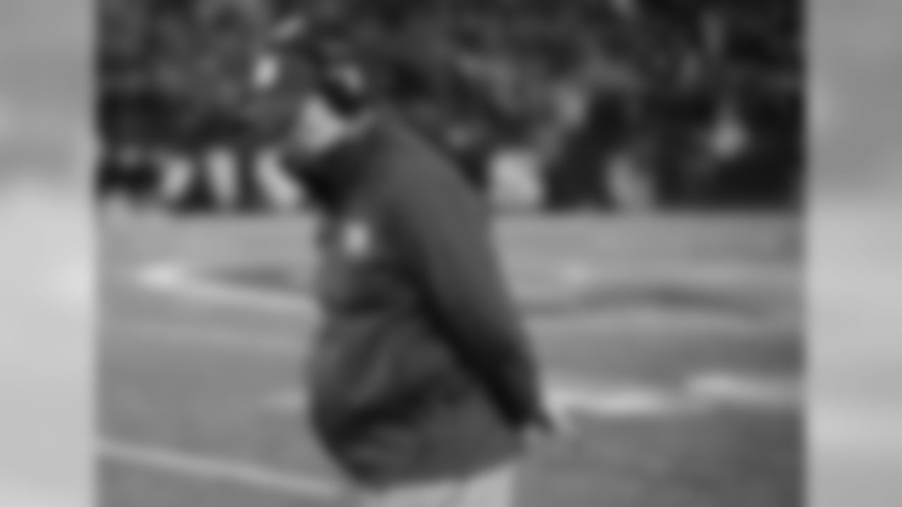 El coach de los Giants de Nueva York Tom Coughlin es visto en los momentos finales de un partido de la NFL contra los Ravens de Baltimore el domingo, 23 diciembre del 2012. Baltimore gan�� 33-14. (Foto AP/Evan Vucci)