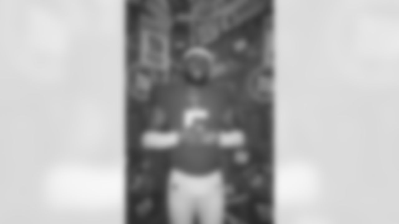 OLB Kayvon Thibodeaux (5)