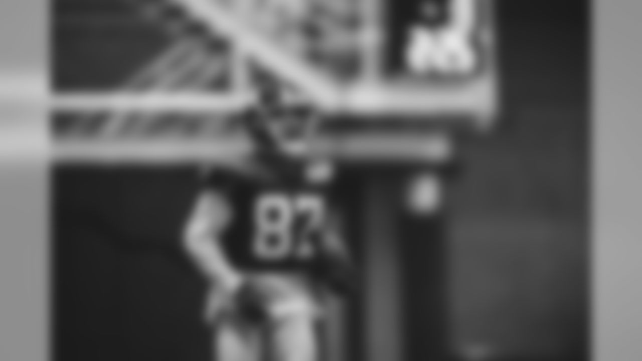 E_18_1115_GiantsPractice025