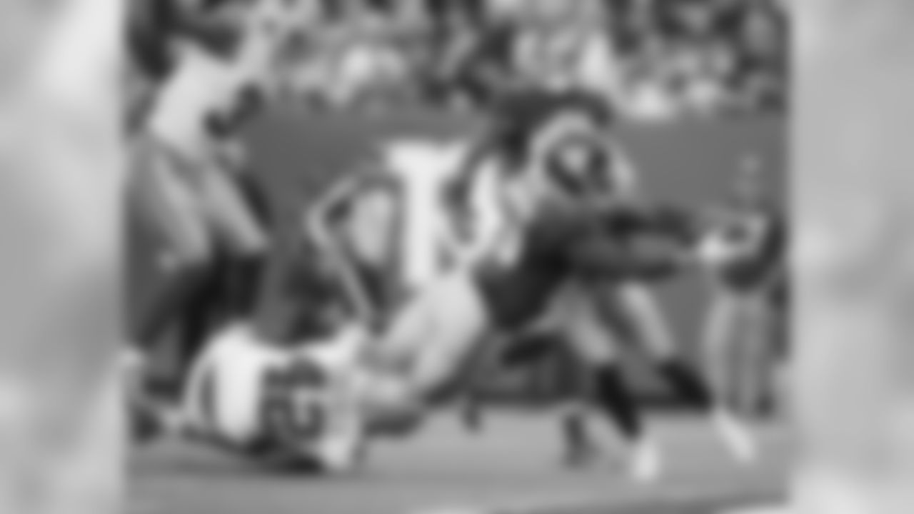 RB ORLEANS DARKWA
After having no rushes through the first six weeks, Darkwa boosted the Giants' run game with a team-high eight carries for 48 yards, including a 15-yard touchdown. The Giants rushed for a season-high 132 yards, averaging 5.3 yards per carry.