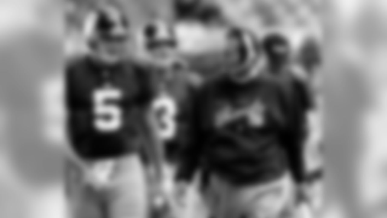 New York Giants coach Jim Fassel, right, talks with quarterback Kerry Collins (5) at the end of the first quarter against the Dallas Cowboys Sunday, Dec. 9, 2001, in Irving, Texas. (AP Photo/Donna McWilliam)