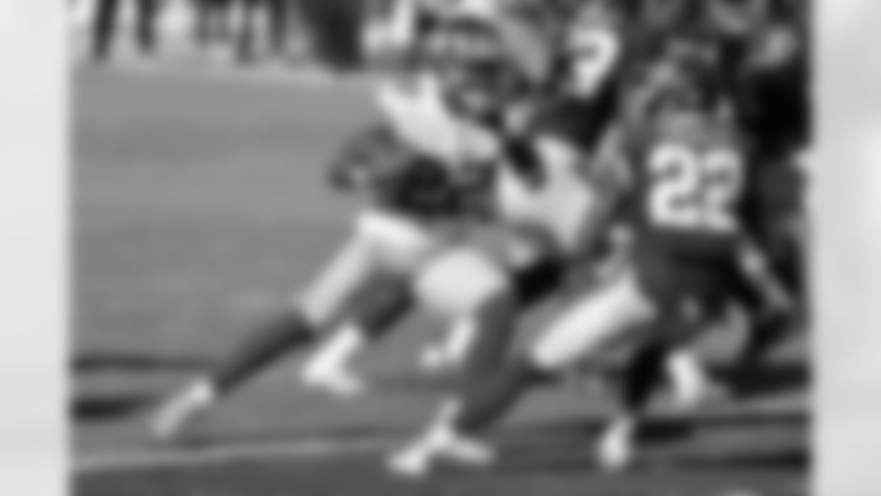 New York Giants running back Wayne Gallman (22) runs the ball during an NFL football game against the Washington Football Team on Sunday, November 8, 2020 in Landover, Maryland. (Mikey Owens/NFL)