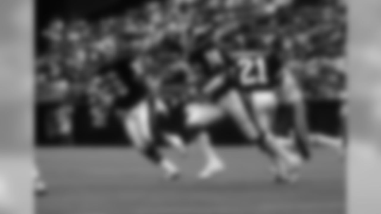 NFC defensive back Mark Haynes (36) of the New York Giants runs with the football after intercepting a pass during the NFC's 45-3 victory over the AFC in the 1984 NFL Pro Bowl played on January 29, 1984 at Aloha Stadium in Honolulu, Hawaii. (AP Photo)