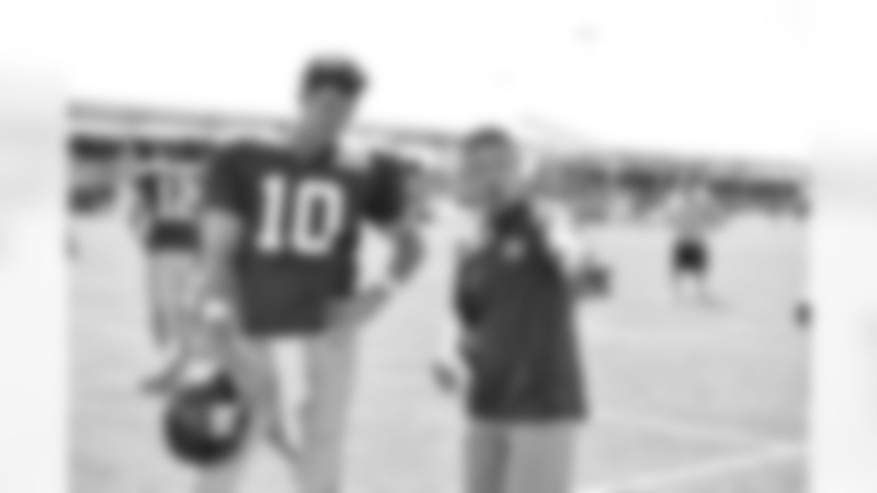 New York Giants defensive coordinator Steve Spagnuolo talks with quarterback Eli Manning (10) during NFL training camp practice on August 9, 2016 at the Quest Diagnostics Training Center in East Rutherford, New Jersey. (Evan Pinkus via AP)
