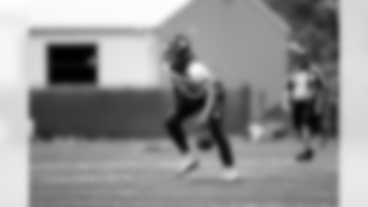 LB Oshane Ximines (53)