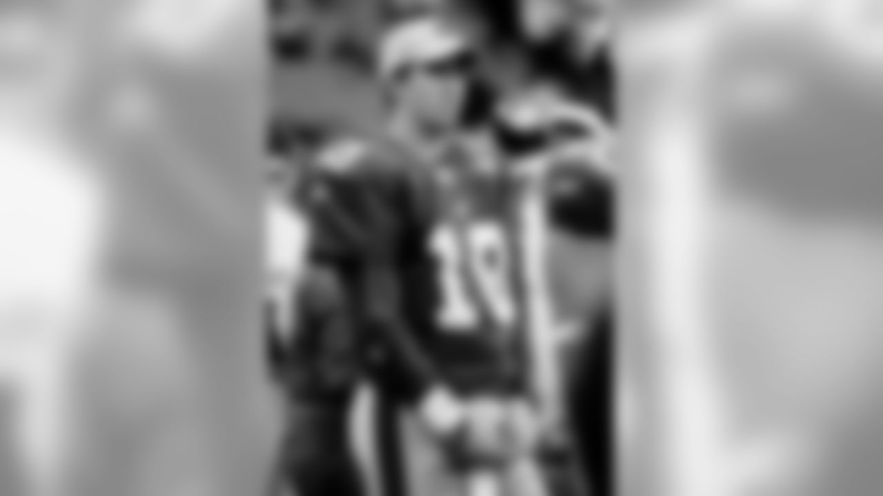 New York Giants' Eli Manning looks up at the scoreboard late in the fourth quarter of Giants' 23-0 loss to the Carolina Panthers in their NFC wild card playoff football game at Giants Stadium in East Rutherford. N.J., Sunday, Jan. 8, 2006. Manning was 10 of 18 for 113 yards, with three interceptions and no touchdowns. (Kathy Willens/AP Photos)