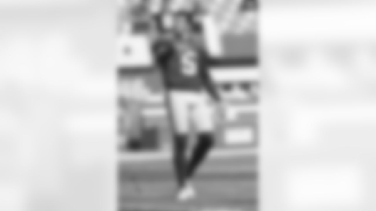 New York Giants kicker Graham Gano warms up before an NFL football game against the Cleveland Browns, Sunday, Aug. 22, 2021, in Cleveland. (AP Photo/David Richard)