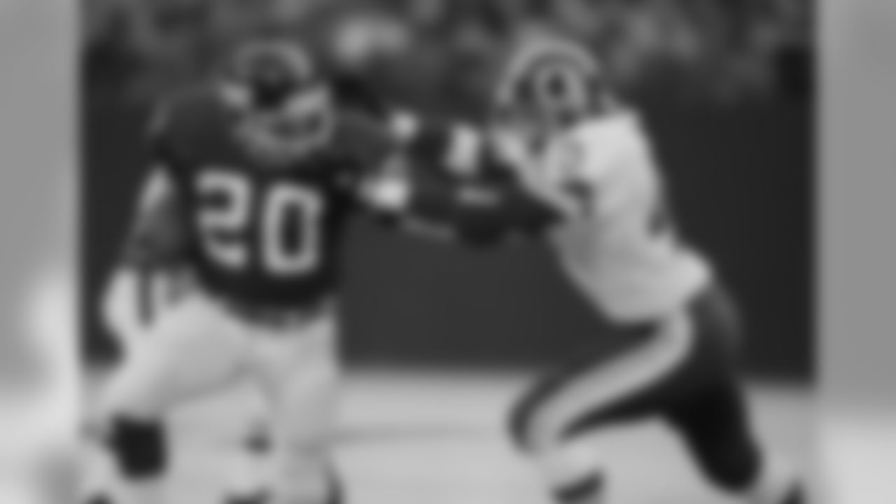 New York Giants Joe Morris breaks away from Washington Redskins Alvin Walton as he runs with the ball during first quarter NFC championship action at Giants stadium in East Rutherford Sunday, Jan. 11, 1987. (AP Photo/David Fields)