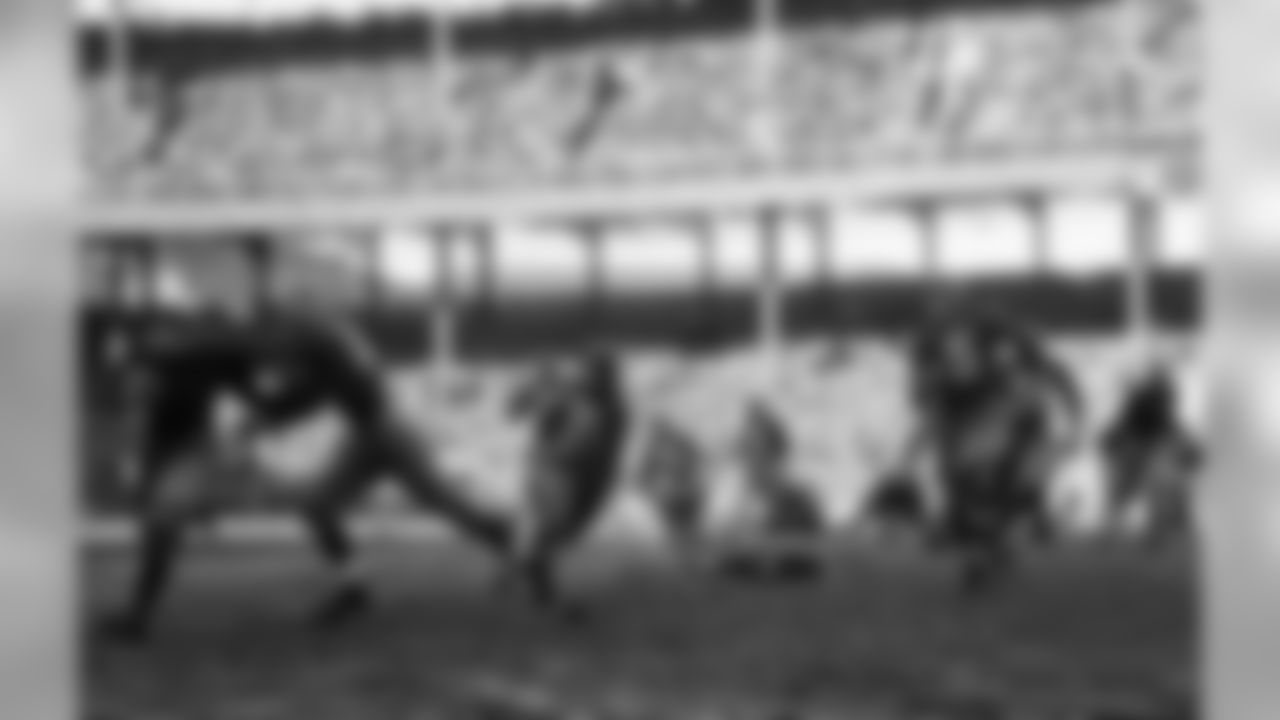 Chicago Bears back Beattie Feathers (48) is about to be tossed for loss by Giant Dale Burnett in game played on Oct. 31, 1937 at the Polo Grounds. Bears and Giants played to a 3-3 tie. (AP Photo)