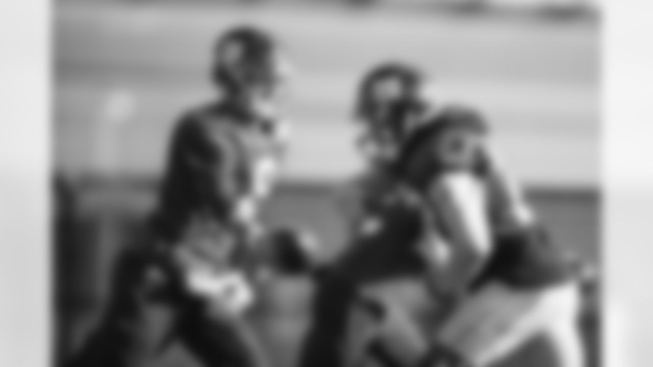 Daniel Jones (8), Wayne Gallman (22)