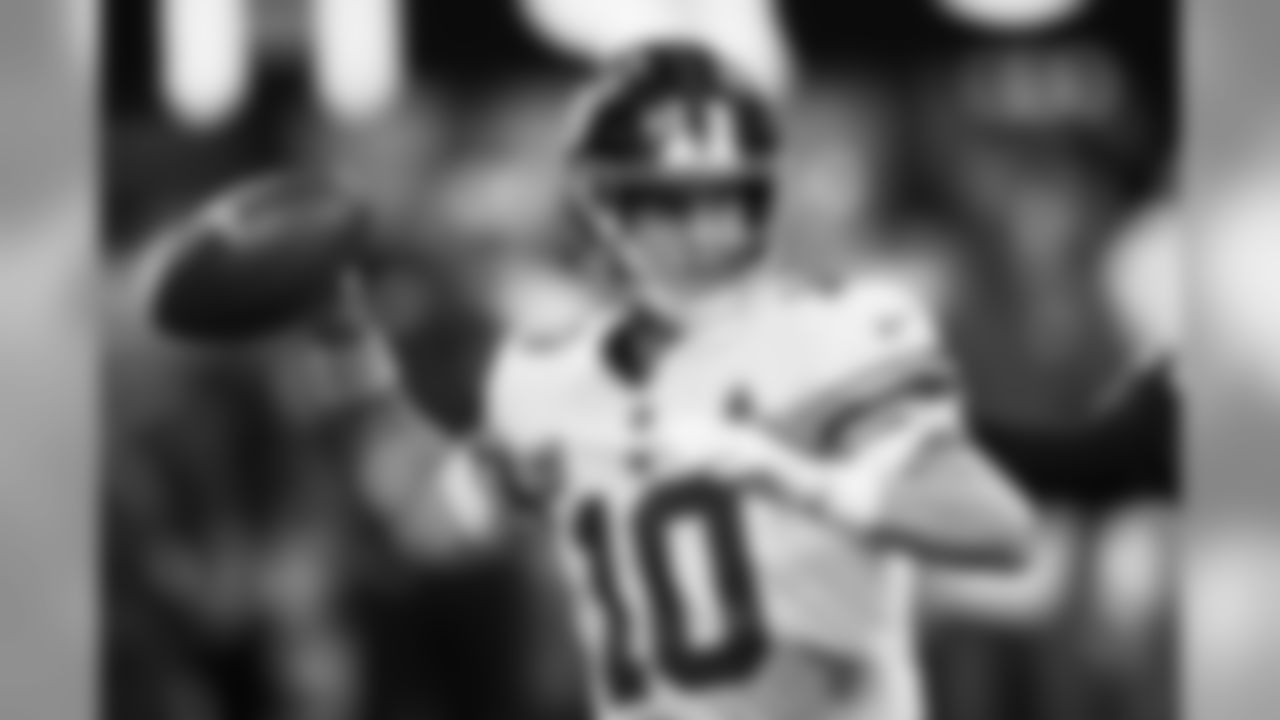 New York Giants quarterback Eli Manning (10) works against the Atlanta Falcons during the first half of an NFL football game, Monday, Oct. 22, 2018, in Atlanta. (AP Photo/John Bazemore)
