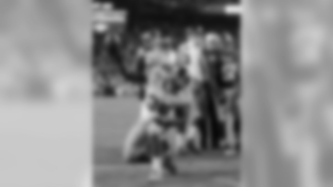 Running backs: BI thought Andre Brown did a great job with an individual effort to get into the end zone on that touchdown run. I thought Peyton Hillis had a few decent runs. They didn't run the football a lot and didn't have a whole lot of opportunities.